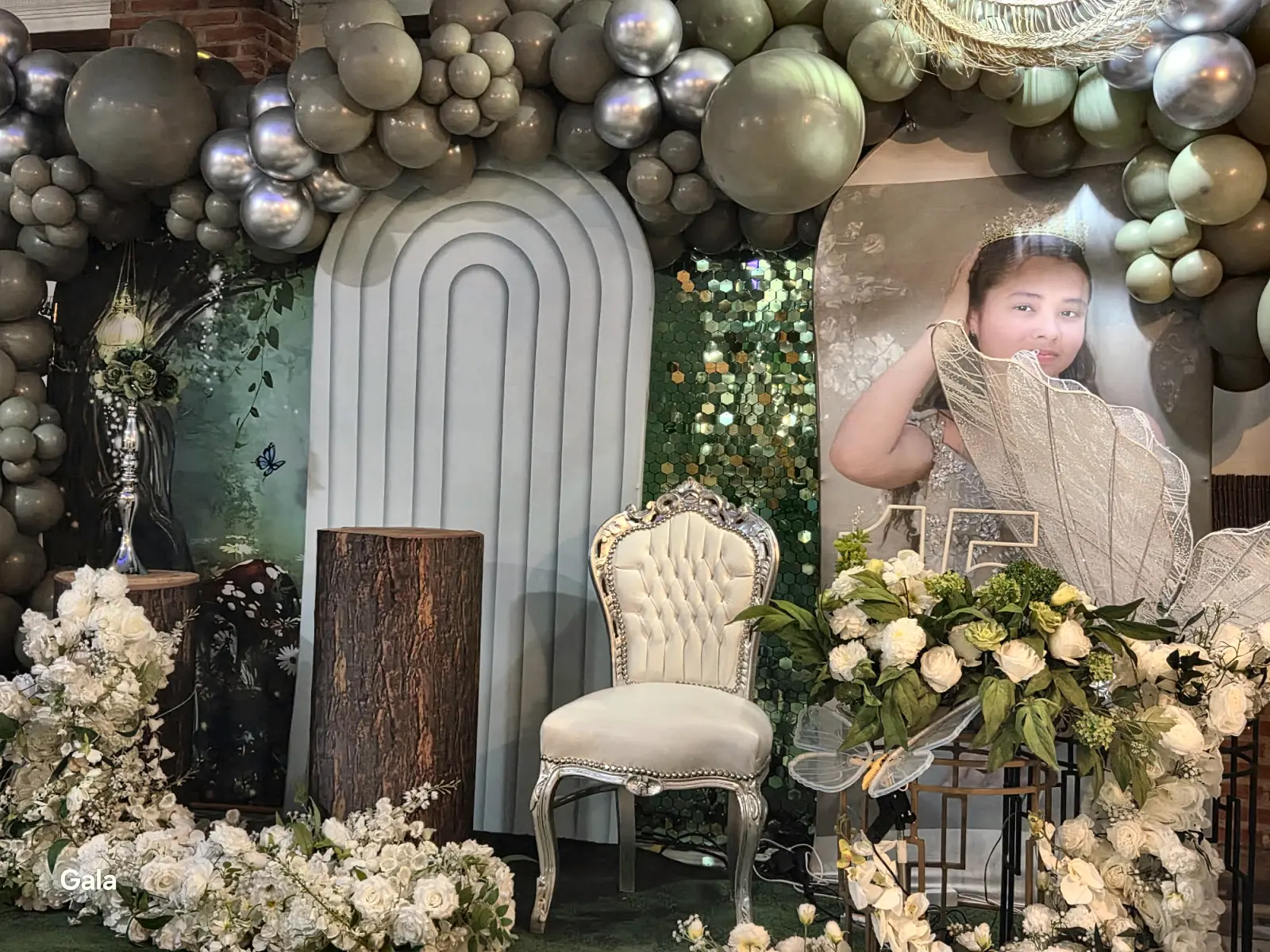 Decoración verde y dorada para eventos
