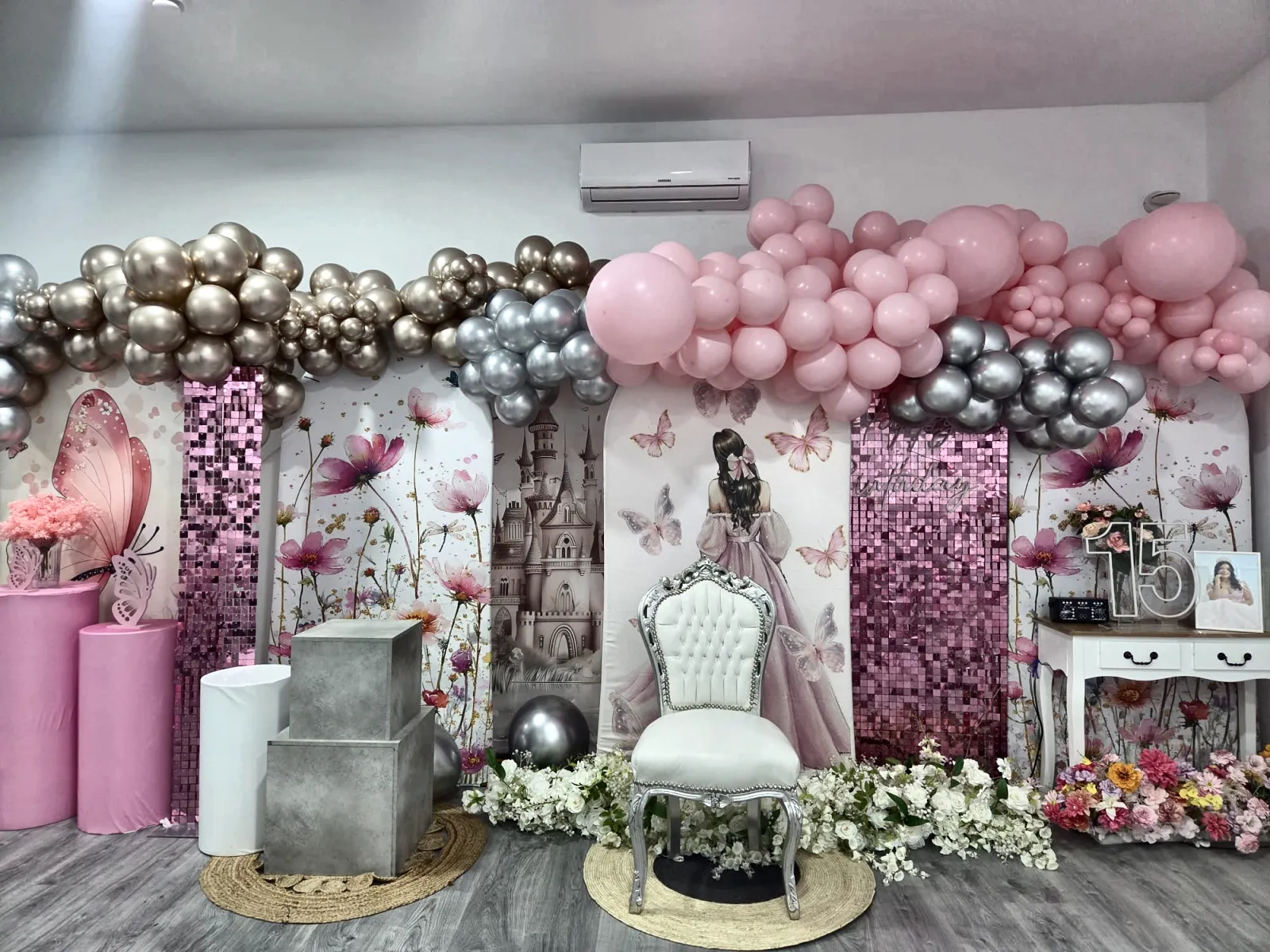 Decoración rosa y plata para fiesta de quince años en Madrid