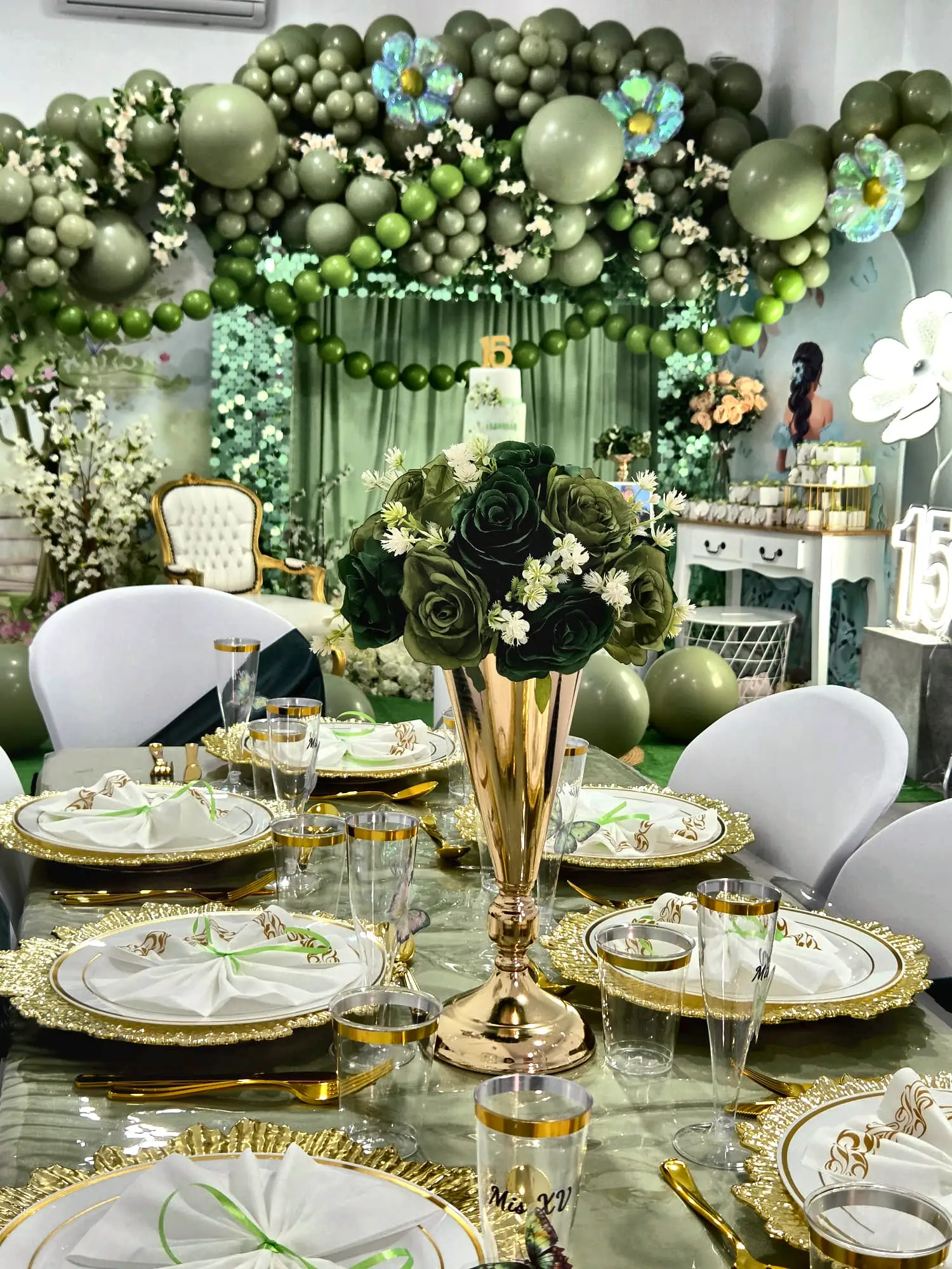 Mesa decorada en verde y dorado para celebración