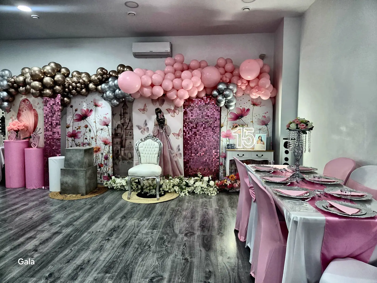 Fiesta de quince años en Madrid con decoración rosa